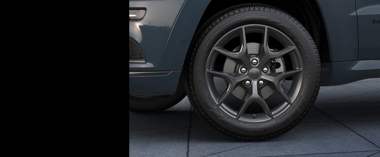 A close-up of the granite crystal wheel on the 2020 Jeep Grand Cherokee Limited X.